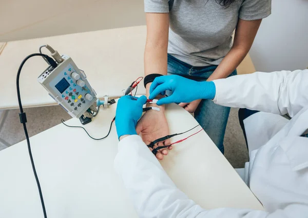 Nerventest Des Patienten Mittels Elektromyographie Medizinische Untersuchung Emg — Stockfoto