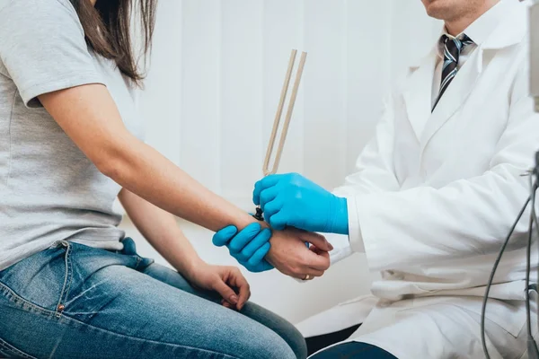 Doktor neuropathologist resepsiyonda. Tıbbi muayene.