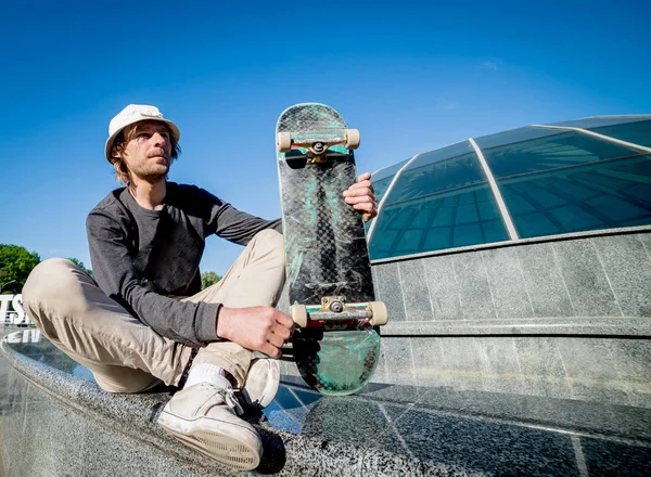 Pratik ve sokaklarda atlama kaykaycı