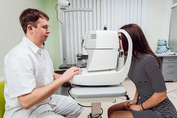 Göz tonometry. Değmeyen kontaklı tonometer. Glokom muayenesi.