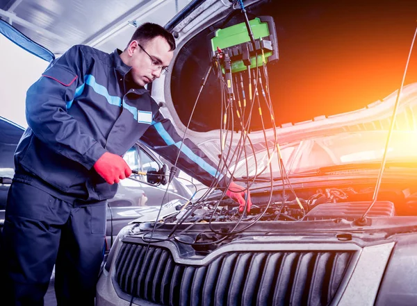 Auto Mechanik Używa Woltomierza Sprawdzić Poziom Napięcia Naprawy Samochodów Stacja — Zdjęcie stockowe