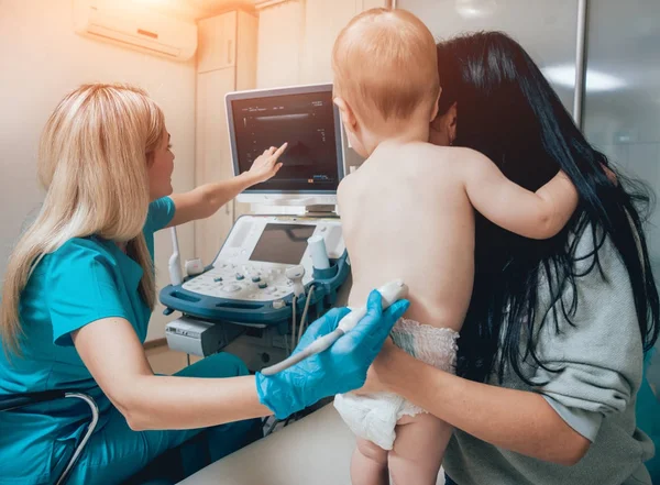 Lékař Dítě Dívka Matkou Ultrazvukové Diagnostice Lékařské Vybavení Sonografie — Stock fotografie