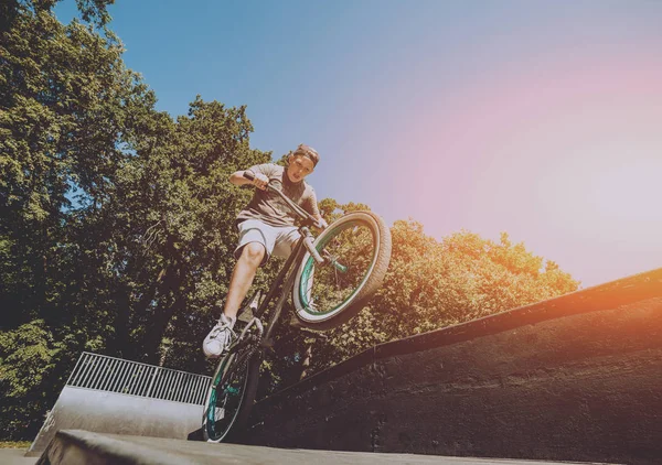 Genç Bmx sürücüsü hileci vasıl skatepark gerçekleştirme.