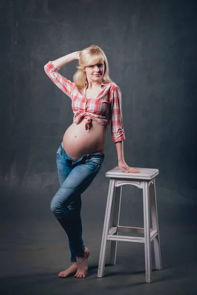 Estúdio Imagem Bela Mulher Loira Grávida Camisa Xadrez Jeans Azuis — Fotografia de Stock