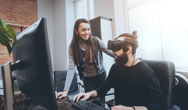 Hombre Joven Con Mujeres Trabajadoras Oficina Creativas Probando Gafas Divirtiéndose — Foto de Stock