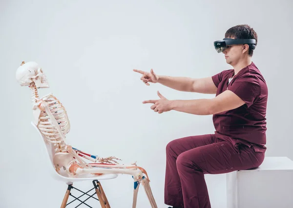 Doutor Usa Óculos Realidade Aumentada Para Examinar Esqueleto Humano — Fotografia de Stock