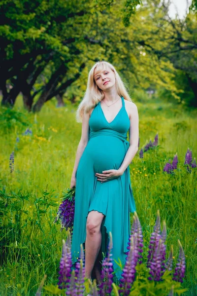 Krásná Těhotná Žena Květinami Parku — Stock fotografie