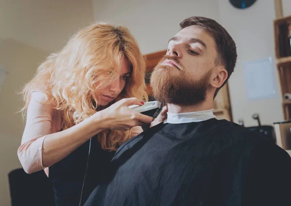 Master Taglia Capelli Barba Uomini Parrucchiere Acconciatura Giovane — Foto Stock