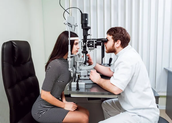 Проверка Щелевой Лампы Биомикроскопия Переднего Сегмента Глаза Обычное Обследование Глаз — стоковое фото
