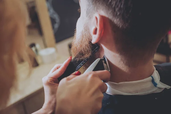 Mestre Corta Cabelo Barba Homens Cabeleireiro Faz Penteado Para Jovem — Fotografia de Stock