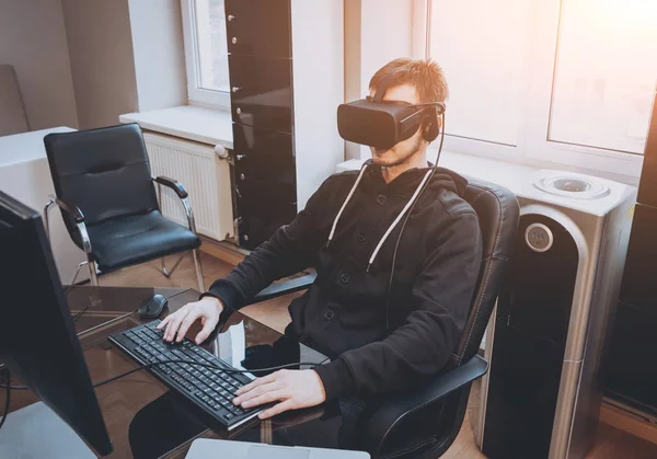 Joven Con Auriculares Realidad Virtual Oficina — Foto de Stock
