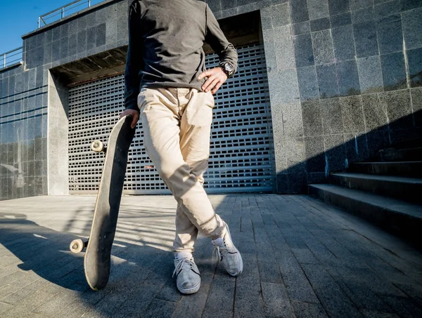 Skateboarder Praticando Pulando Nas Ruas — Fotografia de Stock