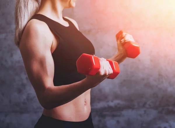 Jonge Atletische Kaukasische Vrouw Poseren Studio Doen Verschillende Oefeningen — Stockfoto