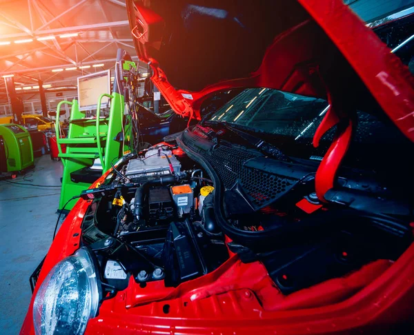 Coche Eléctrico Con Capucha Abierta Detalles Del Motor Del Coche — Foto de Stock