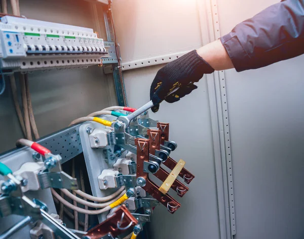 Les Électriciens Testent Les Interrupteurs Dans Une Boîte Électrique Panneau — Photo