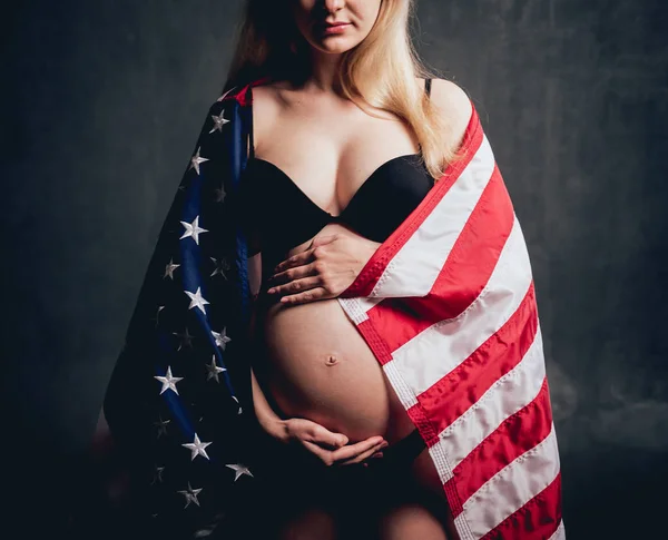 Gravid Kvinna Studio Med Amerikanska Flaggan — Stockfoto