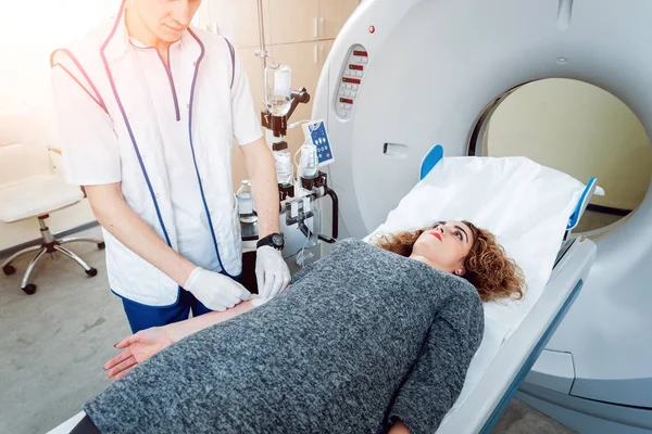 Medizinische Geräte Kaukasischer Arzt Und Patientin Computertomografiezimmer Des Krankenhauses — Stockfoto