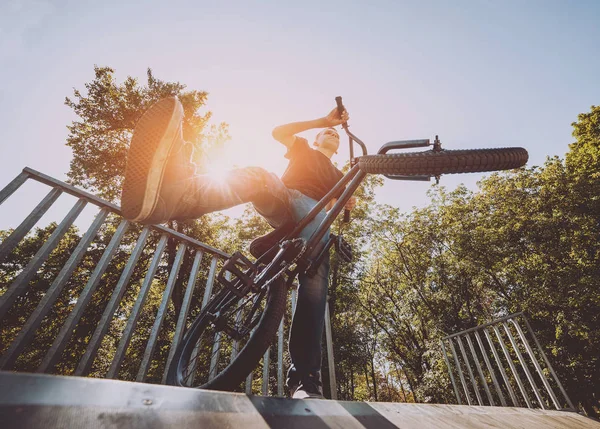 Bmx Rider Wykonywania Trików Skateparku — Zdjęcie stockowe