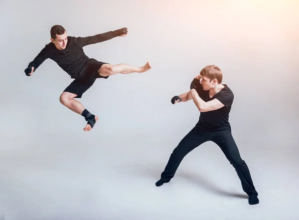 Jóvenes Luchadores Practicando Contra Una Pared Blanca Estudio — Foto de Stock