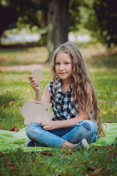 Bambina Che Tiene Cartelli Pubblicitari Finanziari Nel Parco — Foto Stock