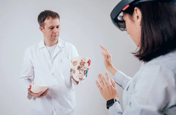 Médico Usa Óculos Realidade Aumentada Crânio Humano Para Ensinar Estudante — Fotografia de Stock