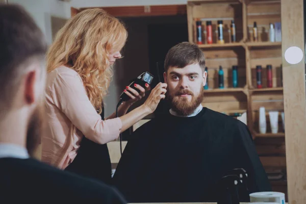 Mestre Corta Cabelo Barba Homens Cabeleireiro Faz Penteado Para Jovem — Fotografia de Stock