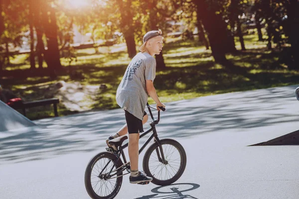 Bmx Райдер Выполняющий Трюки Скейтпарке — стоковое фото