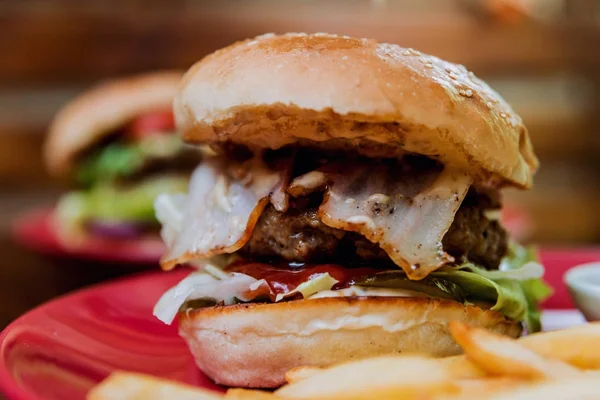 Büyük çizburger ve patates kızartması bir plaka üzerinde. Restoran