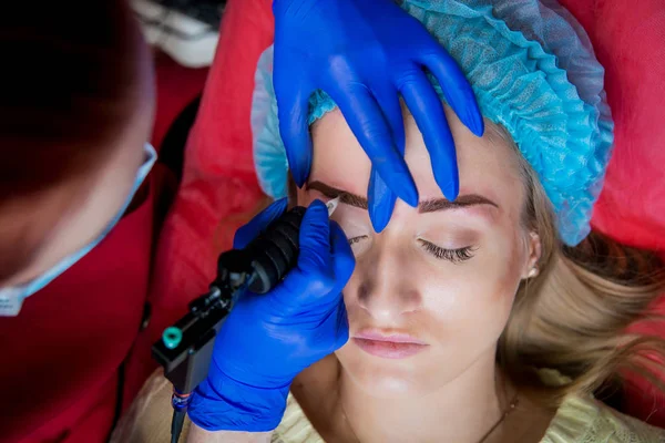 Professionele Tatoeëerder Maakt Tatoeage Wenkbrauw Een Meisje Esthetische Geneeskunde — Stockfoto