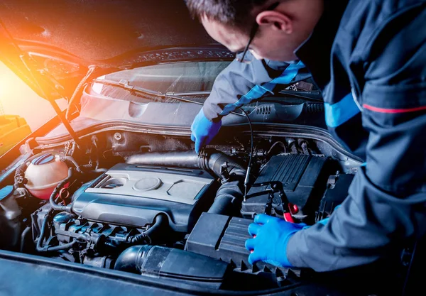 Reparatur Des Motors Der Tankstelle Autoreparatur Hintergrund — Stockfoto