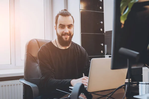 Junger Bärtiger Mann Arbeitet Mit Büro — Stockfoto