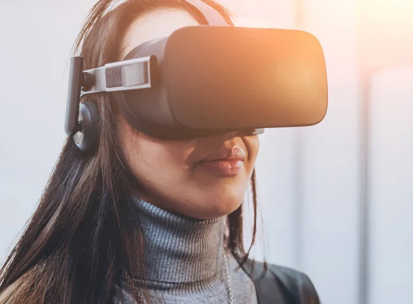Pretty Young Girl Wearing Virtual Reality Goggles Office — Stock Photo, Image