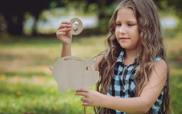 Bambina Che Tiene Cartelli Pubblicitari Finanziari Nel Parco — Foto Stock