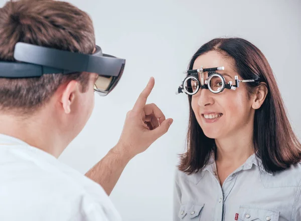 Médico Utiliza Gafas Realidad Aumentada Consulta Oftalmológica Con Mujer Tecnologías — Foto de Stock