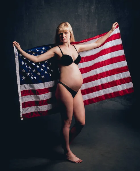 Έγκυος Γυναίκα Στο Στούντιο Την Αμερικανική Σημαία — Φωτογραφία Αρχείου