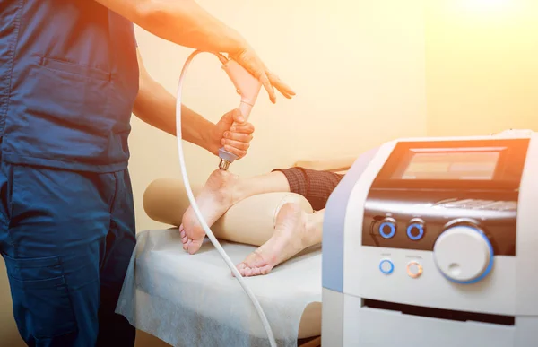 Shock wave therapy. The magnetic field, rehabilitation. Physiotherapist doctor performs surgery on a patient's heel — Stock Image Shock Wave Therapy Magnetic Field Rehabilitation Physiotherapist Doctor Performs Surgery Stock Picture