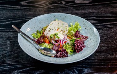 bir tabak taze sebze salatası