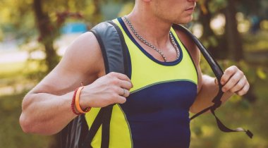 Eğitim ve egzersiz açık havada şehirde yapıyor genç atlet.