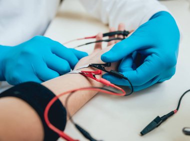 Hasta sinirleri elektromiyografi ile test ediliyor. Tıbbi muayene. EMG