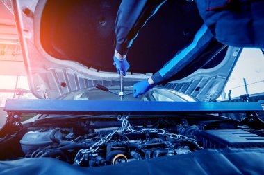 Servis istasyonu motor onarımı için araç holding erkek eller