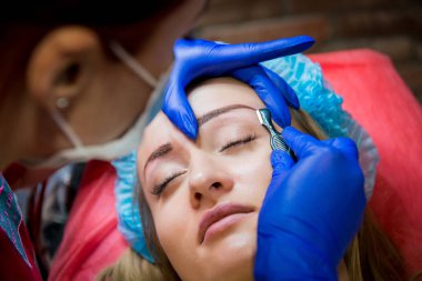 Kalıcı makyaj kız profesyonel dövmeci