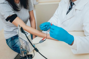 Hasta sinirleri elektromiyografi ile test ediliyor. Tıbbi muayene. EMG
