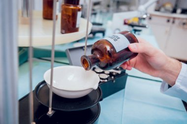 Farklı ekipman ile laboratuvar çalışmalarında bilim teknisyeni