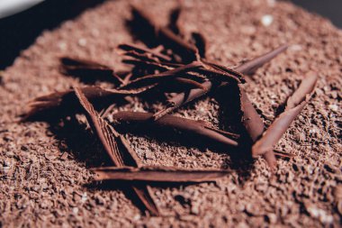 koyu arka plan üzerinde çikolatalı kek.