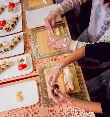 Çocuklar suşi ve rulo hazır olun. -Ustalık restoranda.