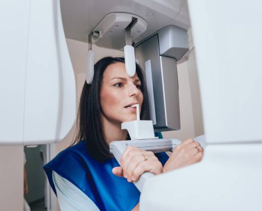 X-ray makinesi hasta kalan genç kadın. Panoramik Radyografi