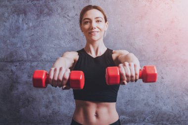 Studio poz ve farklı egzersizleri yapıyor genç atletik beyaz kadın.