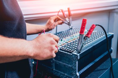 Elecric motorlu pilleri şarj. Pil bir elektrikli araç motorunun sökülmesi. Araba Servisi