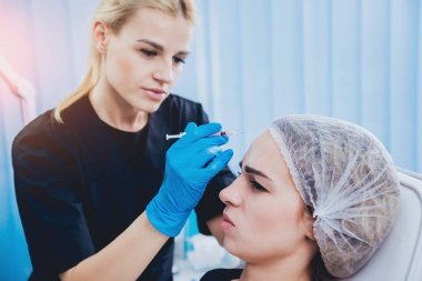 Şevval Özçelik Güzellik ve estetik tıp Kliniği hastada. Enjeksiyon.