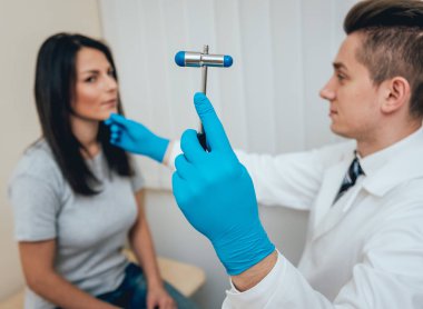 Doktor neuropathologist resepsiyonda. Tıbbi muayene.